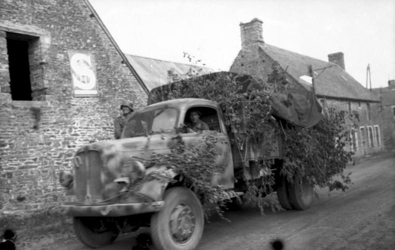 Bundesarchiv_Bild_101I-738-0273-11A,_Villers-Bocage,_getarnter_LKW.jpg
